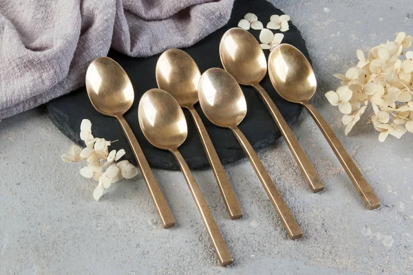 Betonda eski bronz çay kaşıkları 