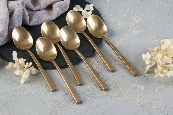 Betonda eski bronz çay kaşıkları 