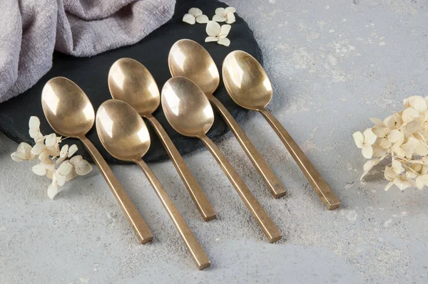 Betonda eski bronz çay kaşıkları 