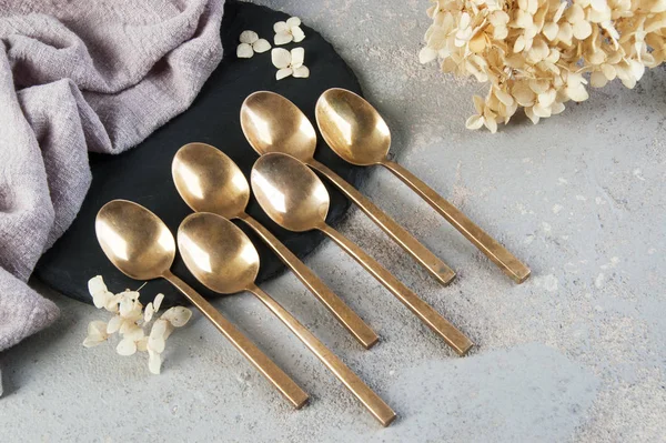 Betonda eski bronz çay kaşıkları 