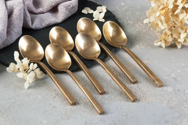 Betonda eski bronz çay kaşıkları 