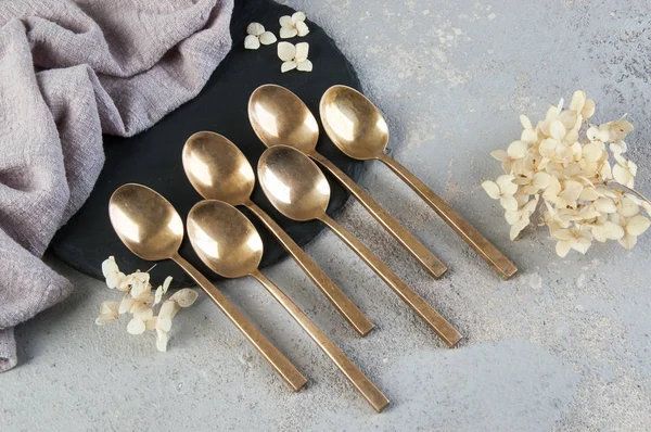 Betonda eski bronz çay kaşıkları 