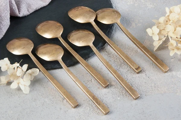 Betonda eski bronz çay kaşıkları 