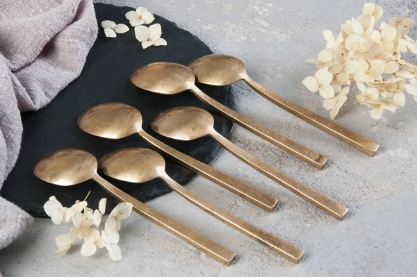 Betonda eski bronz çay kaşıkları 