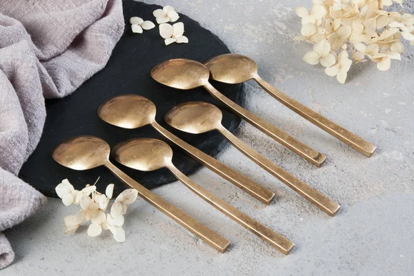 Betonda eski bronz çay kaşıkları 