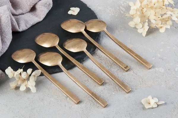 Betonda eski bronz çay kaşıkları 