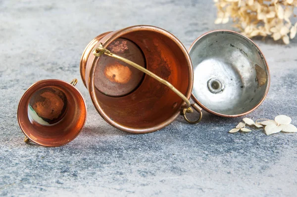 Set de 3 miniaturas de cobre sobre fondo de hormigón — Foto de Stock