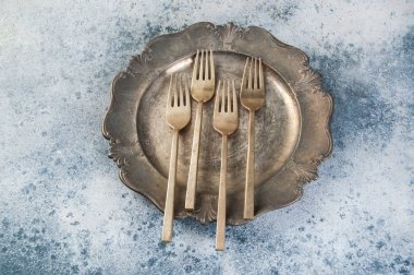 Eski bronz çatallar antika tabaklarda