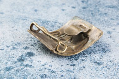 Eski pirinç kemer tokası bir yıldızla 