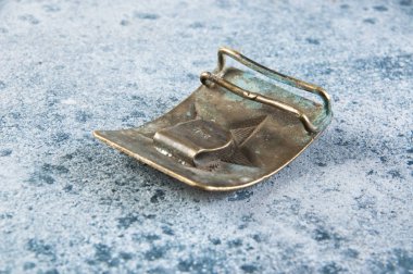 Eski pirinç kemer tokası bir yıldızla 