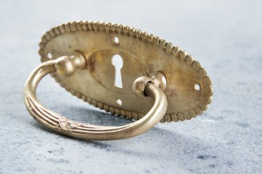 Antika pirinç çekmece kolu.