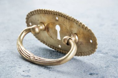 Antika pirinç çekmece kolu.