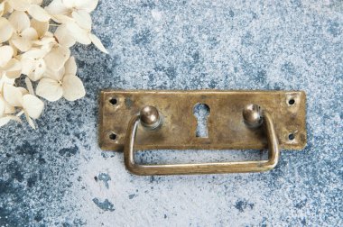 Antika pirinç çekmece kolu.