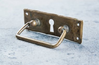 Antika pirinç çekmece kolu.