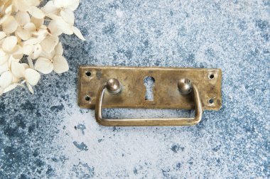 Antika pirinç çekmece kolu.