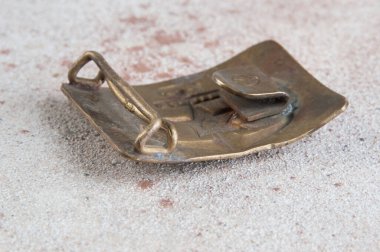 Eski pirinç kemer tokası bir yıldızla 