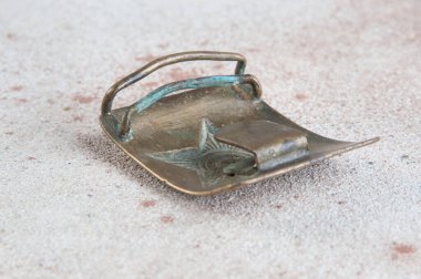 Eski pirinç kemer tokası bir yıldızla 