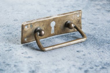 Antika pirinç çekmece kolu.