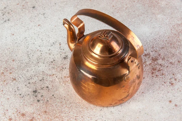 Vintage copper teapot on concrete background. — Stock Photo, Image