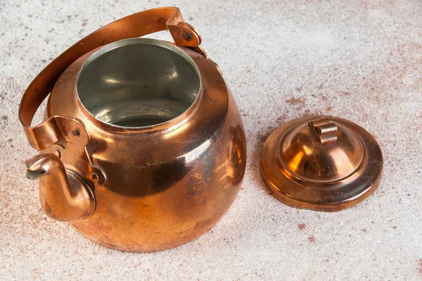 混凝土底座上的古铜茶壶. — 图库照片