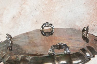 Beton zeminde eski metal tepsi.