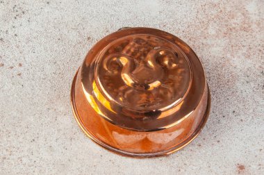 Vintage bakır kalıp beton zemin üzerine.