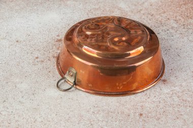 Vintage bakır kalıp beton zemin üzerine.