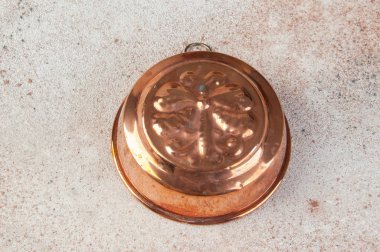 Vintage bakır kalıp beton zemin üzerine.