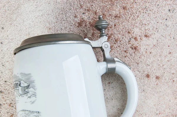 Белая коллекционная керамическая кружка для пива — стоковое фото