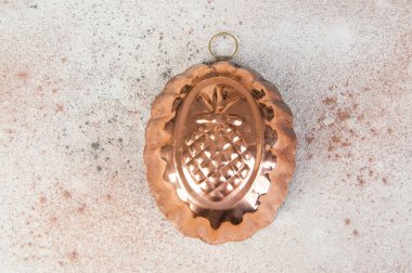 Vintage bakır kalıp beton zemin üzerine.