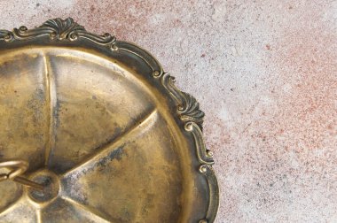 Tatlılar için yüzük saplı antika pirinç servis tabağı ya da beton arkaplanda çay saati olan aperatifler. Yemek fotoğrafçılığı desteği ve metin için kopyalama alanı
