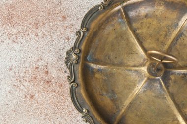 Tatlılar için yüzük saplı antika pirinç servis tabağı ya da beton arkaplanda çay saati olan aperatifler. Yemek fotoğrafçılığı desteği ve metin için kopyalama alanı