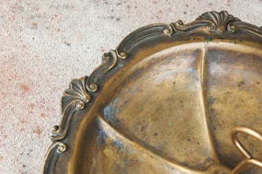 Tatlılar için yüzük saplı antika pirinç servis tabağı ya da beton arkaplanda çay saati olan aperatifler. Yemek fotoğrafçılığı desteği ve metin için kopyalama alanı