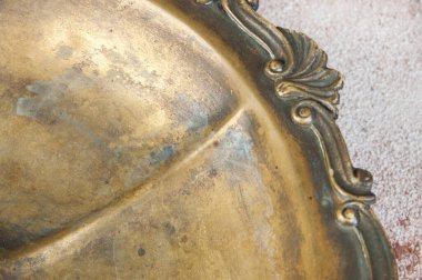 Tatlılar için yüzük saplı antika pirinç servis tabağı ya da beton arkaplanda çay saati olan aperatifler. Yemek fotoğrafçılığı desteği ve metin için kopyalama alanı