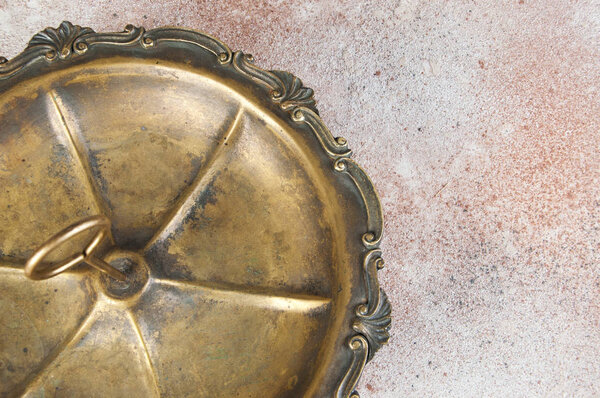 Античная латунь, подающая блюдо с кольцевой ручкой для десертов или закусок с чаем на бетонном фоне. Фотореквизит и копировальное место для текста
