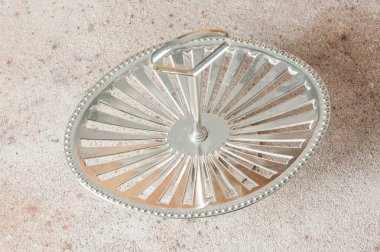 Tatlılar için yüzük saplı antika gümüş servis tabağı ya da beton arkaplanda çay saati olan aperatifler. Yemek fotoğrafçılığı desteği ve metin için kopyalama alanı