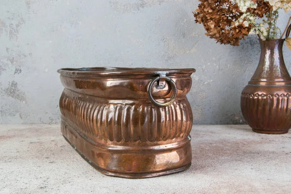 Antique Copper Flower Pot Concrete Background Copy Space Photography Props — Stock Photo, Image