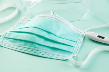 Tıbbi koruyucu maske, korona virüsü koruması, arka planda doktor maskesi. Metin için alanı kopyala.