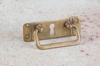 Antik pirinç çekmece, beton arka planda çekme düğmesi. Metin için alanı kopyala.