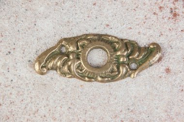 Beton arka planda antika pirinç gidon kapakları. Metin için alanı kopyala.