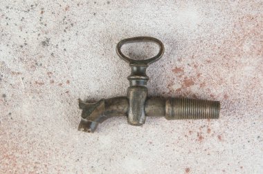 Beton arka planda bronz şarap fıçısı vinci. Metin için alanı kopyala.