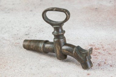 Beton arka planda bronz şarap fıçısı vinci. Metin için alanı kopyala.