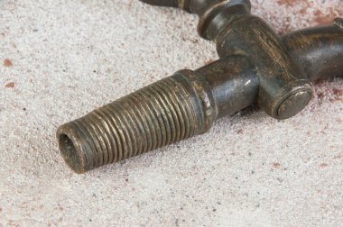 Beton arka planda bronz şarap fıçısı vinci. Metin için alanı kopyala.