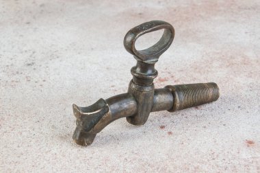 Beton arka planda bronz şarap fıçısı vinci. Metin için alanı kopyala.