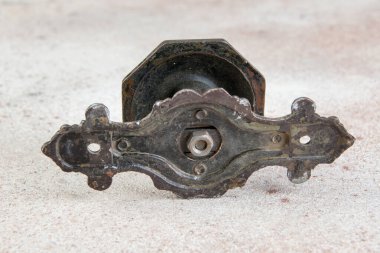 Beton arka planda eski kapı kolu. Metin için alanı kopyala.