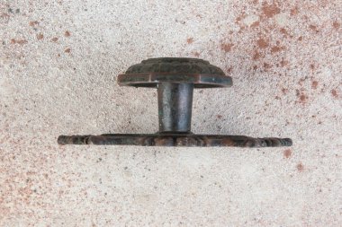 Beton arka planda eski kapı kolu. Metin için alanı kopyala.