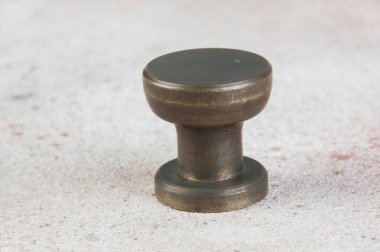 Beton arka planda antik bronz çekmece kolu. Metin için alanı kopyala.
