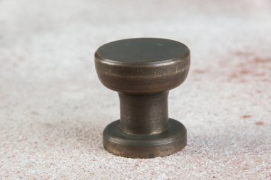 Beton arka planda antik bronz çekmece kolu. Metin için alanı kopyala.