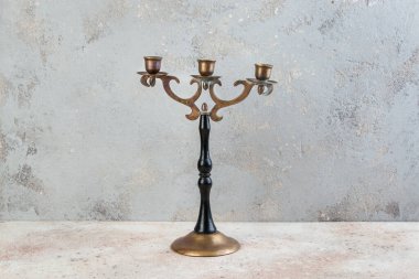 Beton arka planda kaliteli pirinç ahşap şamdan. Metin için alanı kopyala.