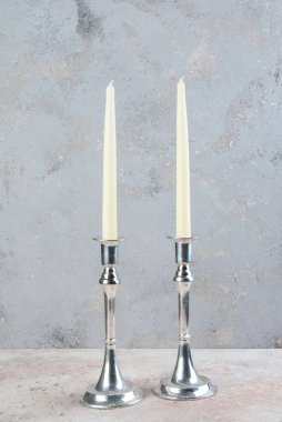 Beton zemin üzerinde antik gümüş şamdanlar. Metin için alanı kopyala.